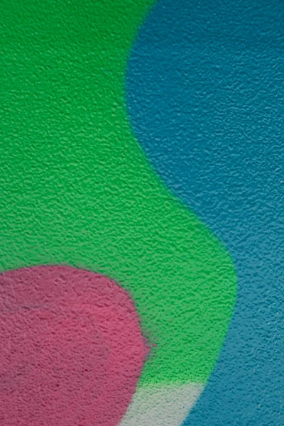 Θραύσμα του τοίχου με πολύχρωμη ζωγραφική γκράφιτι στο δρόμο. Μέρος των πολύχρωμων γκράφιτι τέχνη του δρόμου σε φόντο τοίχου — Φωτογραφία Αρχείου