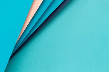 Soyut renk kağıtları geometri düz kompozisyon arka plan mavi, pembe renk çizgileri ve şekilleri ile yatıyordu. Üst görünüm, alanı kopyala.