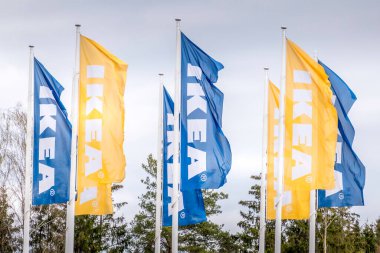 Vilnius, Litvanya - 1 Haziran 2022: IKEA bayrağı Ikea mağazası yakınlarında. Ikea mobilya, mutfak gereçleri ve ev aksesuarları tasarlayıp satmaya hazır çok uluslu bir şirket..