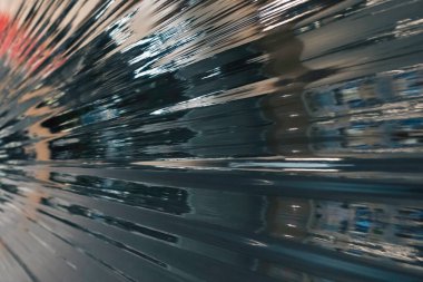 Siyah plastik ambalaj. Buruşmuş plastik selofan kırışıklığı. Plastik yüzeydeki kıvrımlara ve kıvrımlara ışığı ve gölgeyi yansıtıyor. Doku kaplama efekti şablonu.