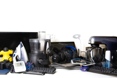 Eski bilgisayarlar, dijital tabletler, cep telefonları, kullanılmış elektronik cihazlar, bozuk ev aletleri ve aletler. Geri dönüşüm konsepti için planlanmış eskitme, elektronik atık.