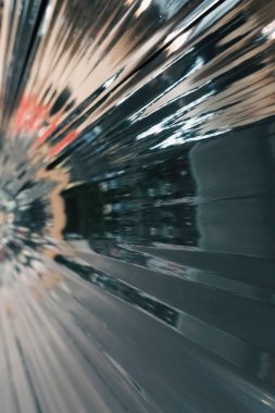 Siyah buruşuk plastik ambalajlı selofan arka plan. Plastik yüzeydeki kıvrımlara ve kıvrımlara ışığı ve gölgeyi yansıtıyor. Doku kaplama efekti şablonu.