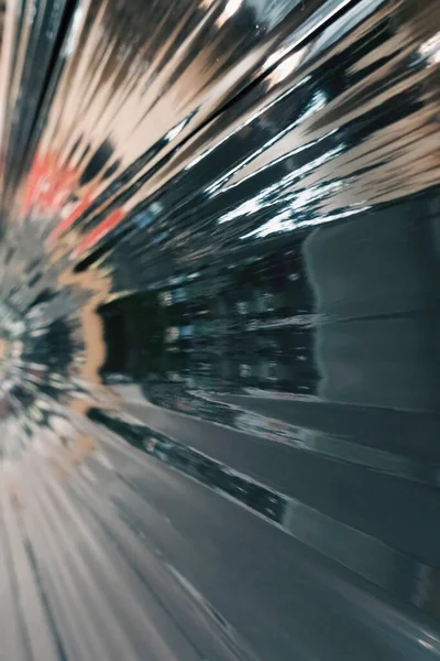 Siyah buruşuk plastik ambalajlı selofan arka plan. Plastik yüzeydeki kıvrımlara ve kıvrımlara ışığı ve gölgeyi yansıtıyor. Doku kaplama efekti şablonu.