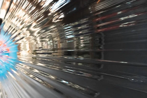 Siyah plastik ambalaj. Buruşmuş plastik selofan kırışıklığı. Plastik yüzeydeki kıvrımlara ve kıvrımlara ışığı ve gölgeyi yansıtıyor. Doku kaplama efekti şablonu.