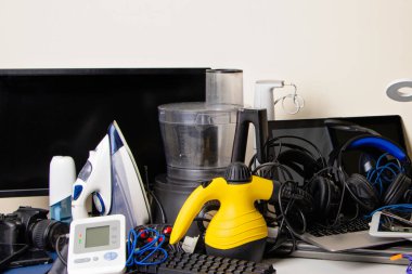 Eski bilgisayarlar, dijital tabletler, cep telefonları, kullanılmış elektronik cihazlar, bozuk ev aletleri ve aletler. Geri dönüşüm konsepti için planlanmış eskitme, elektronik atık.