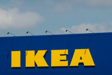 Vilnius, Litvanya - 09 Haziran 2022: IKEA logo tabelası Ikea mağaza duvarında. Ikea mobilya, mutfak gereçleri ve ev aksesuarları tasarlayıp satmaya hazır çok uluslu bir şirket..