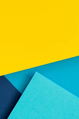 Soyut renk kağıtları geometri düz kompozisyon arkaplan mavi ve sarı tonlu. Üst görünüm