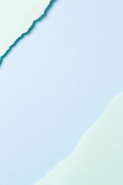 Yırtık grunge sarı, mavi, kırmızı geometrik kağıt arka plan. Mavi arkaplanda kopyalama alanı olan yırtık kağıt kenarlıkları.