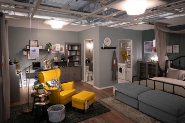 Vilnius, Litvanya - 9 Haziran 2022: IKEA Mağazası 'ndaki oturma odasının iç manzarası. IKEA İsveç merkezli, dünyanın en büyük mobilya perakendecisi..