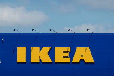 Vilnius, Litvanya - 09 Haziran 2022: IKEA logo tabelası Ikea mağaza duvarında. Ikea mobilya, mutfak gereçleri ve ev aksesuarları tasarlayıp satmaya hazır çok uluslu bir şirket..