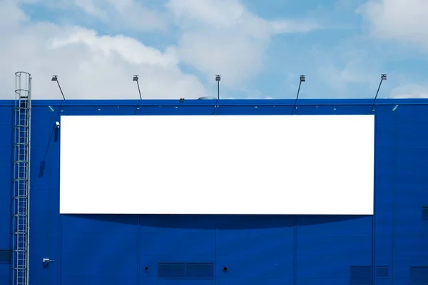 Придумай Шаблон Большая Горизонтальная Белая Вывеска Рекламный Щит Стене Современного — стоковое фото
