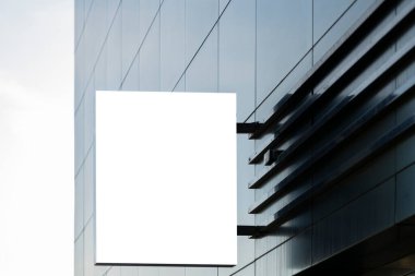 Boş beyaz dikdörtgen. Gri duvarda dükkan, restoran ve ofis tabelaları var.