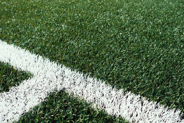 绿色人工草地足球场带白角条纹线 — 图库照片