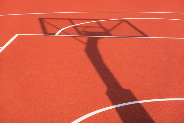 Shadow Rack Tarczą Pierścień Koszykówki Pomarańczowym Boisku Koszykówki Ziemi Słoneczny — Zdjęcie stockowe