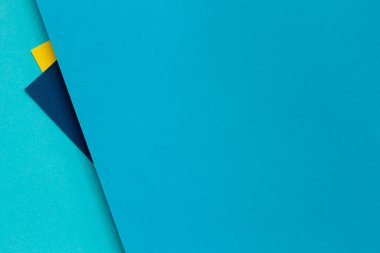 Soyut renk kağıtları geometri düz kompozisyon arkaplan mavi ve sarı tonlu. Üst görünüm