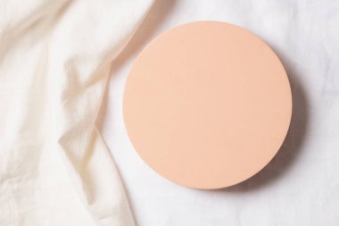 Kozmetik ürünleri için boş pastel yuvarlak platform podyumu ya da doğal beyaz keten kumaş arka plan ürünleri. Üst görünüm, alanı kopyala.