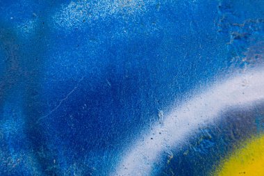 Duvarın üzerinde grafiti resmi olan bir parçası. Duvardaki renkli sokak sanatının bir parçası..