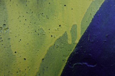 Mavi ve sarı boyalı beton ve sızdıran boya izleri. Soyut eski grunge duvar dokusu arkaplanı.