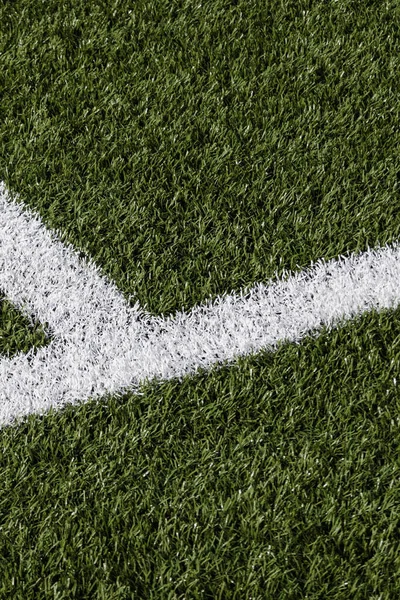 绿色人工草地足球场带白角条纹线 — 图库照片