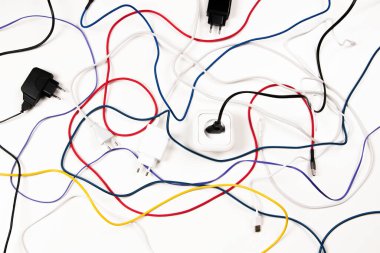Birçok renkli elektrik kablosu kablo kablosu beyaz arka planda prizler ve elektrik soketi ile.