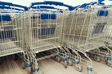 Alışveriş merkezinde bir sürü boş alışveriş arabası var..