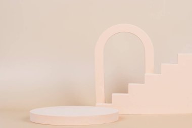Geometrik şekilli soyut arkaplan modayı bileşimi. Sergi podyumu, pastel bej arka planda ürün sunumu platformu. Ön görünüm.