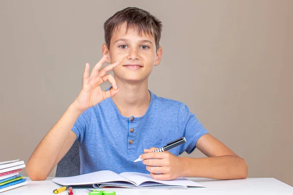 Mano Niño Sosteniendo Pluma Mano Izquierda Escribiendo Cuaderno Haciendo Tarea — Foto de Stock