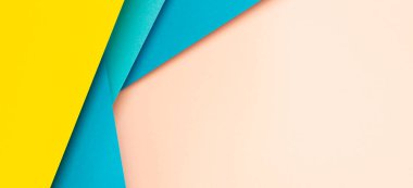 Soyut renk kağıtları geometri düz kompozisyon arka plan mavi, sarı, pembe renk çizgileri ve şekilleri ile yatıyordu. Üst görünüm, alanı kopyala