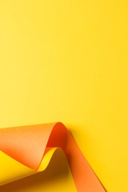 Yaratıcı geometrik kıvrımlı sarı ve turuncu renkli kağıt ışık ve gölgeler. Kopya alanı ile soyut geometri arkaplanı.