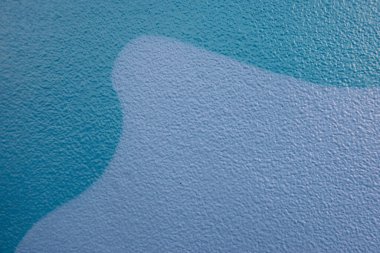 Duvar boyalı sıva bir duvar parçası. Duvardaki renkli sokak sanatının bir parçası..