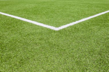 Yeşil Sentetik-Suni çim futbol spor sahası beyaz köşe şerit çizgi ile