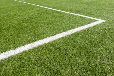 Yeşil Sentetik-Suni çim futbol spor sahası beyaz köşe şerit çizgi ile.