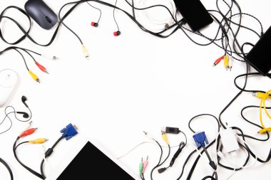 Eski dijital tablete, cep telefonlarına, kablolara, kablolara, kullanılmış elektronik cihazlara beyaz masada. Geri dönüşüm konsepti için planlanmış eskitme, e-atık, elektronik atık.