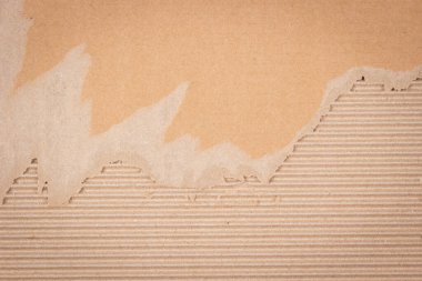 Yırtık kenarlı kahverengi karton. Karton ambalaj ağı dokusu arka planı. Üst görünüm, alanı kopyala.