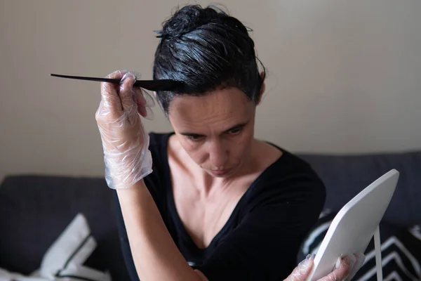 Middle Age Woman Colouring Dark Hair Gray Roots Home Woman — ストック写真