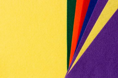 Birkaç renkli keçeli kumaş arka planda. Renkli keçeli kumaş çarşaflar, yamalar, dikişler..