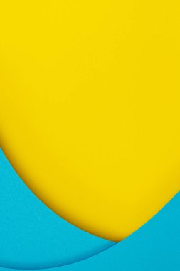 Soyut yaratıcı renkli kağıt geometri kompozisyonu afiş arkaplanı parlak sarı ve açık mavi renkli eğri çizgiler.