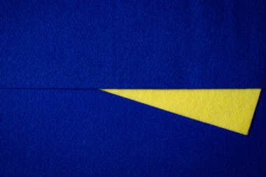 Soyut renkli geometrik keçeli kumaş arka plan. Parlak sarı ve lacivert renkler zanaat için tekstil gibiydi. Üst manzara, düz uzanma.