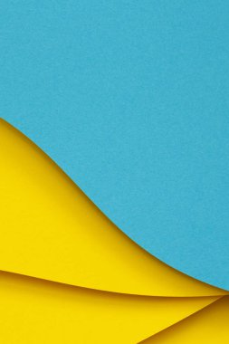 Soyut renk kağıtları geometri düz kompozisyon arkaplan mavi ve sarı tonlu. Üst görünüm