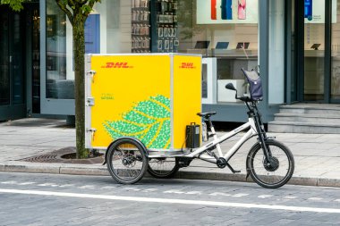 Vilnius, Litvanya, 12 Eylül 2022: Sarı DHL elektrik dağıtım bisikleti. Sıfır emisyon için son mil teslimat bisikletleri.