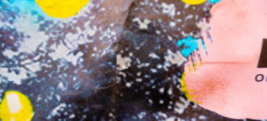 Eski grunge yırtık kolaj posterleri buruşmuş kağıt pankart dokusu arka planı. Yırtılmış solmuş kağıt yüzey levhası.