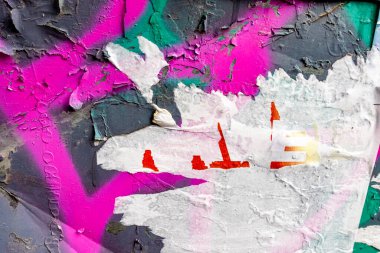 Eski grunge yırtık kolaj posterleri buruşmuş kağıt pankart dokusu arka planı. Yırtılmış solmuş kağıt yüzey levhası