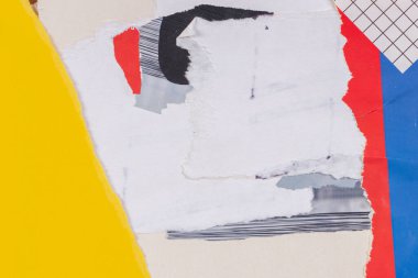 Eski grunge yırtık kolaj posterleri buruşmuş kağıt pankart deseni arka planı kırmızı, sarı, beyaz, mavi renklerle.