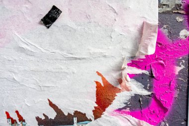 Eski grunge yırtık kolaj posterleri buruşmuş kağıt pankart dokusu arka planı. Yırtılmış solmuş kağıt yüzey levhası