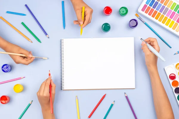 연필을 그림을 그리거나 스케치 노트를 그리는 아이들 위에는 독창적 공급이 — 스톡 사진