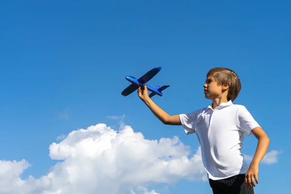 Barn Kastar Leksaksplan Pojke Leker Med Blå Leksak Flygplan Mot — Stockfoto