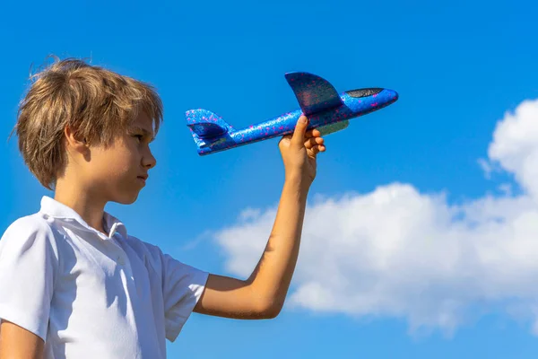 Barn Kastar Leksaksplan Pojke Leker Med Blå Leksak Flygplan Mot — Stockfoto