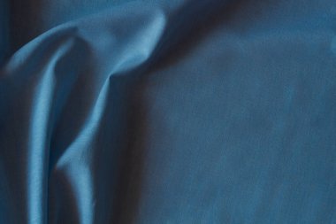 Soyut buruşmuş keten kumaş dokusu arka planı. Doğal maviye boyanmış keten organik eko tekstil tuval arka plan. Üst görünüm.