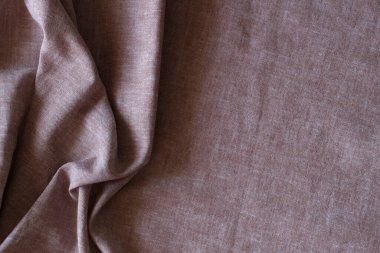 Soyut buruşmuş keten kumaş dokusu arka planı. Doğal grimsi mor renkte boyalı keten organik eko tekstil tuval arka plan. Üst görünüm.