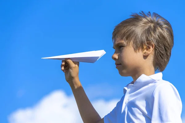 Criança Atirando Avião Papel Branco Menino Brincando Com Avião Papel — Fotografia de Stock